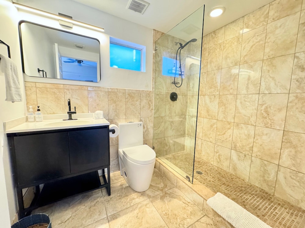 Islands Inn on the Drive - Poolside Paradise Suite - A1