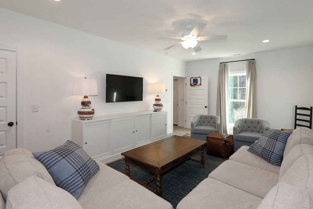 Scenic 4BR 2BA Lake Burton Home
