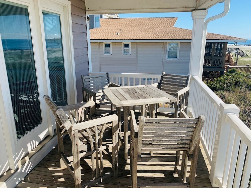 License To Chill 4 Bedroom Home by RedAwning