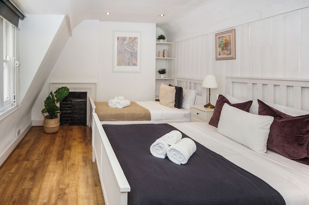 Spacious 3BR 2BA Flat in Central Soho