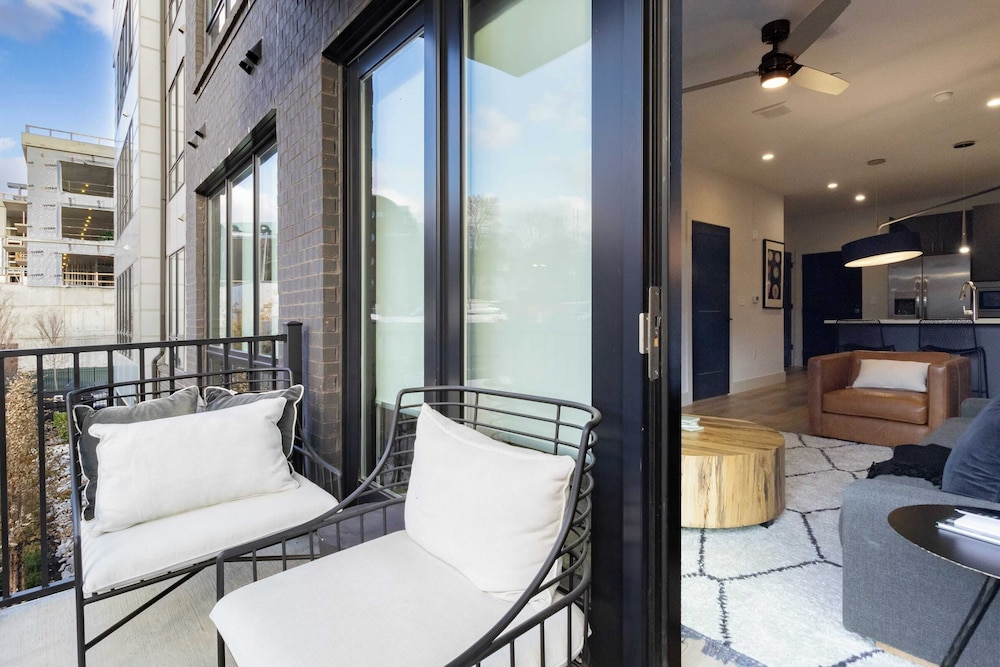 Sleeps 24 4 Modern Midtown Apartments w/ Gym + Pool Walkable to Shops & Eats