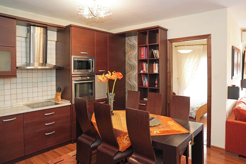 Central Grevena Retreat With Mountain Views