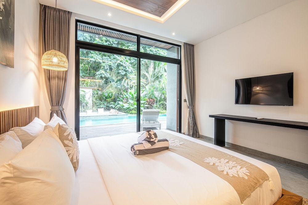 Enchanting 5BR Canggu Villa Moments to Sea