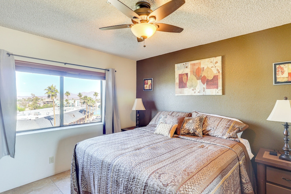 London Bridge Views: Havasu Condo on Golf Course