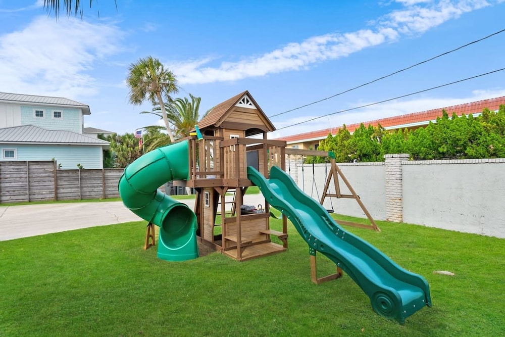 100 Steps to Beach Pool Hot Tub Playground BBQ