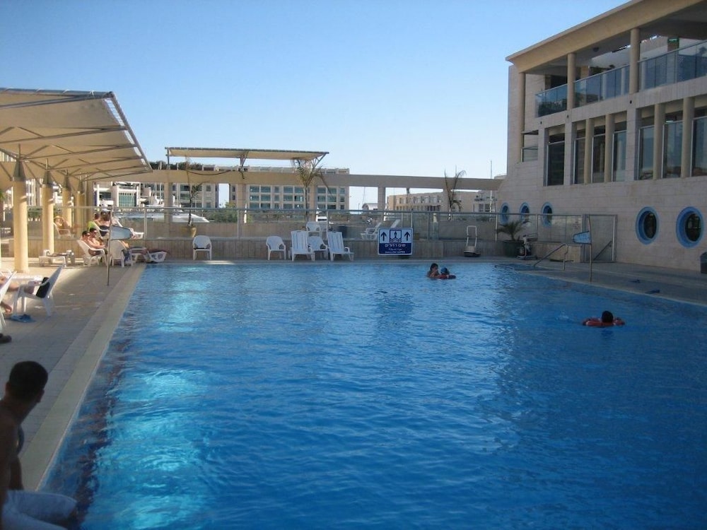 Michelle Suites