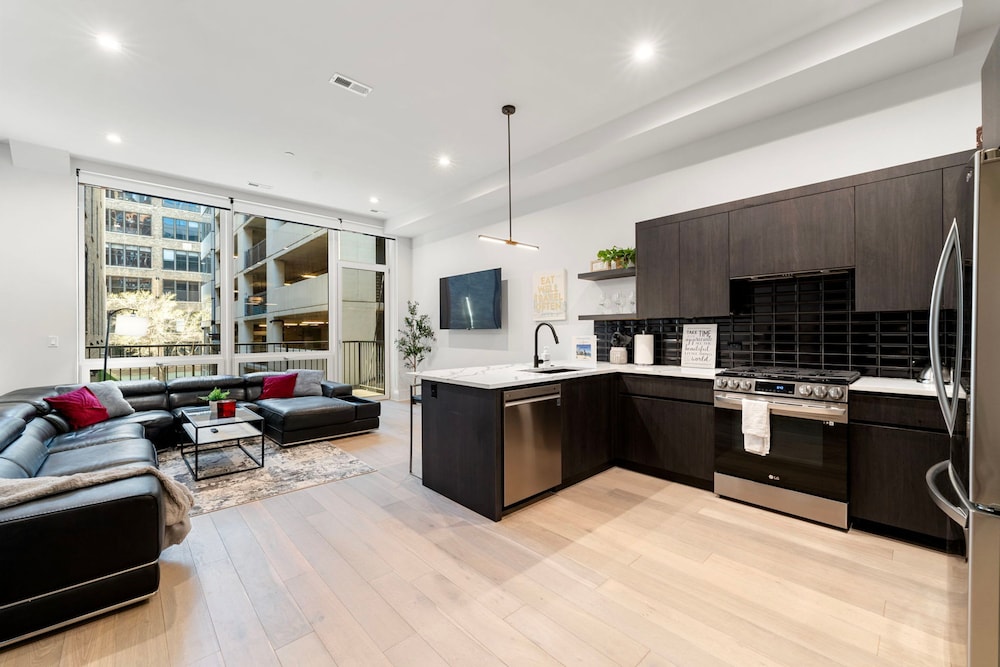 River North Central Home With Balcony