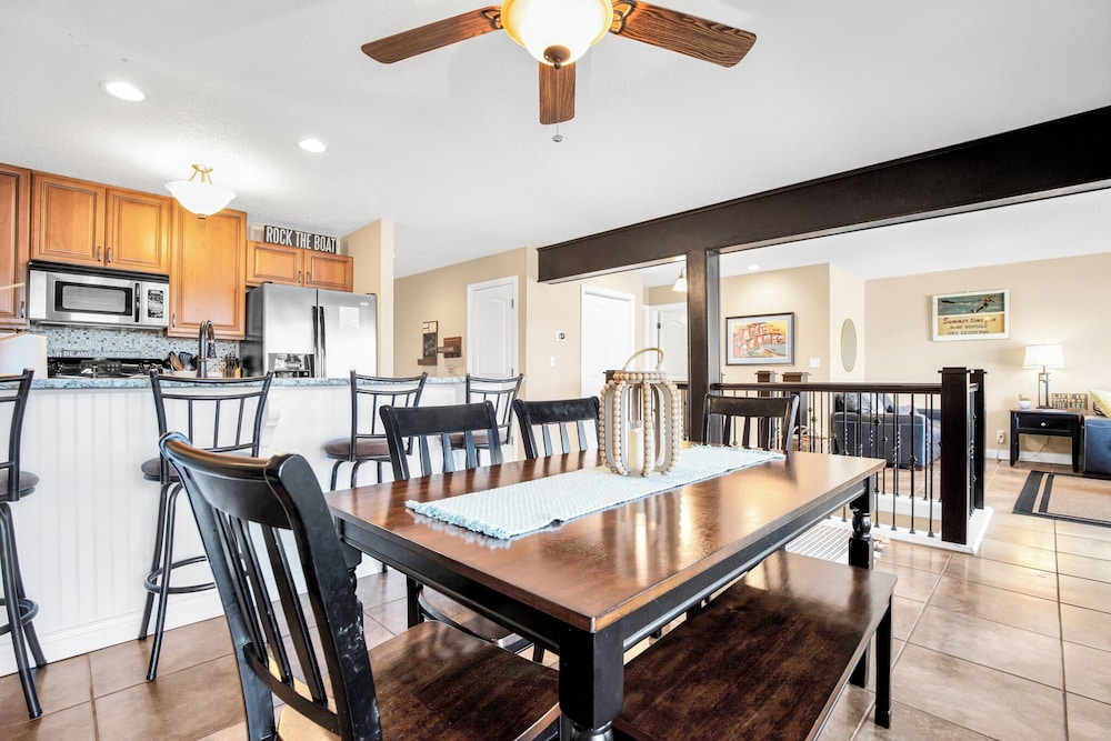 Spacious Family Friendly 3 Bed/3 Bath w/ Amazing Views, Lakeside Pool, & Boat Slip