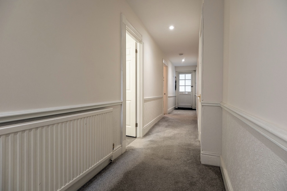 Garden Flat Apartment in Grosvenor Place