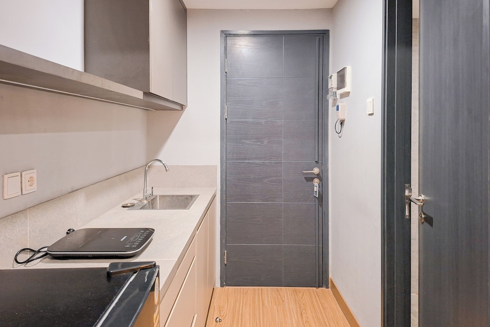 Well Furnished 1Br At Collins Boulevard Apartment