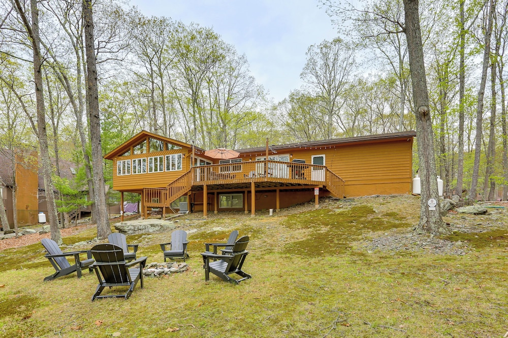 1/2 Mi to Boat Ramp: Lake Wallenpaupack Retreat!