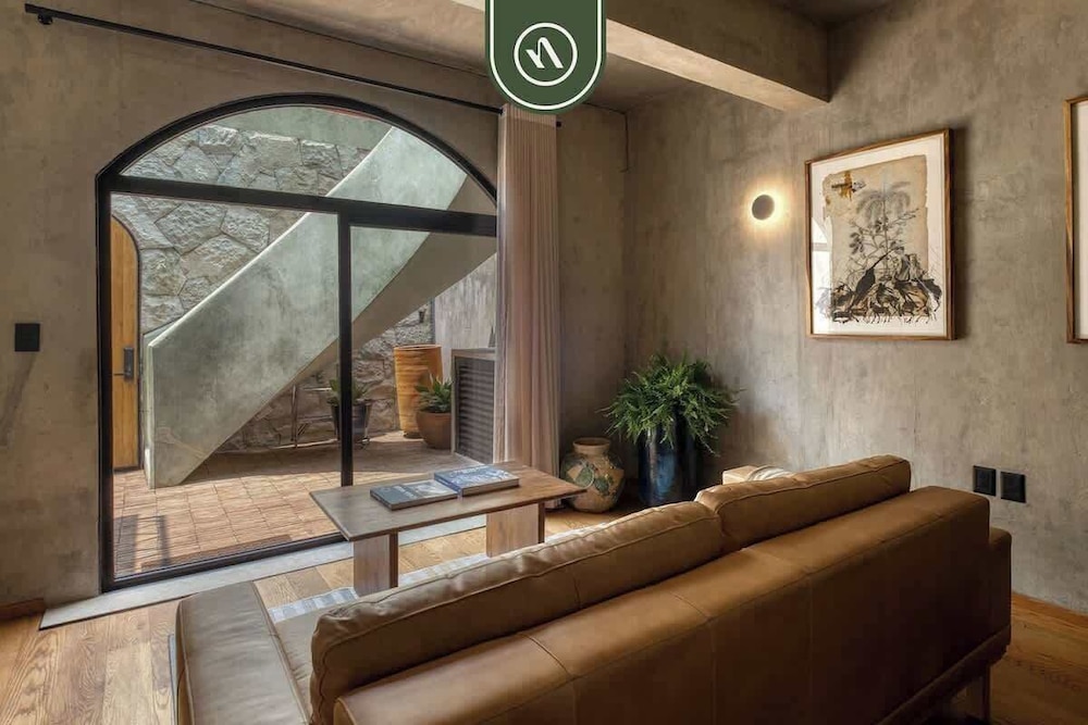 Luxury 2 BR Condo in Downtown - AC - Peaceful