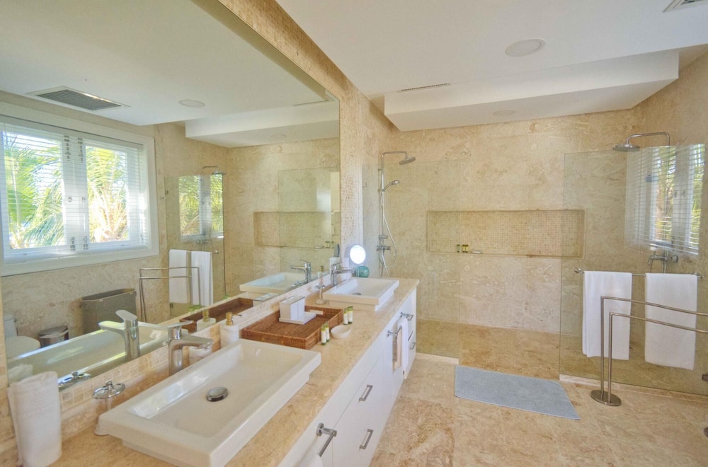 Modern Villa w Golf and Lake View in Beach Resort