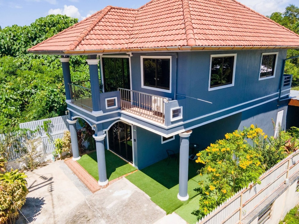 3 Bed 3 Bath Villa 400m to the Beach Sleeps 10