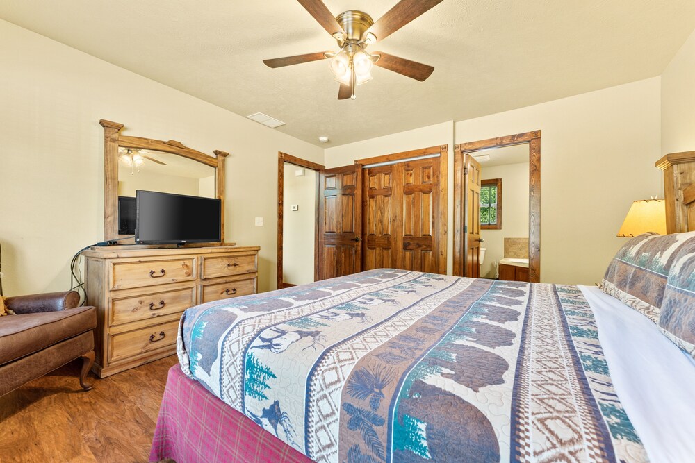 Timeless Memories Lodge 6 Bedroom Cabin by RedAwning