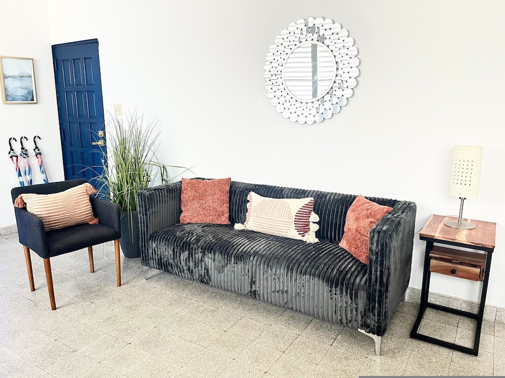 3BR 2BA Balconies Hip Lo za Beach Caf s