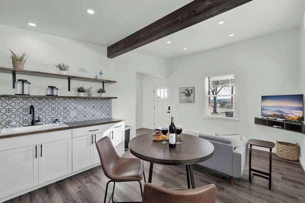 Family-friendly Hill Country Retreat Sleeps 11 + Hot Tubs