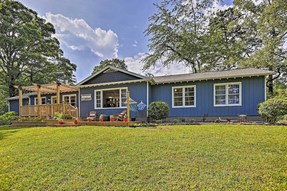 Family-friendly Escape ~ 6 Mi to City Center!