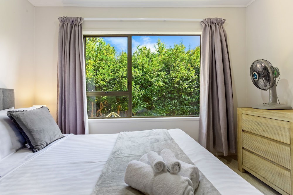 Family Retreat close to City - Netflix view 4