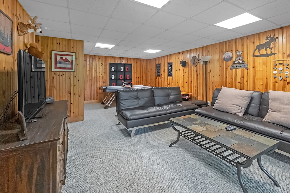 Mountain Getaway With Hot Tub & Game Room 4 Bedroom Cabin