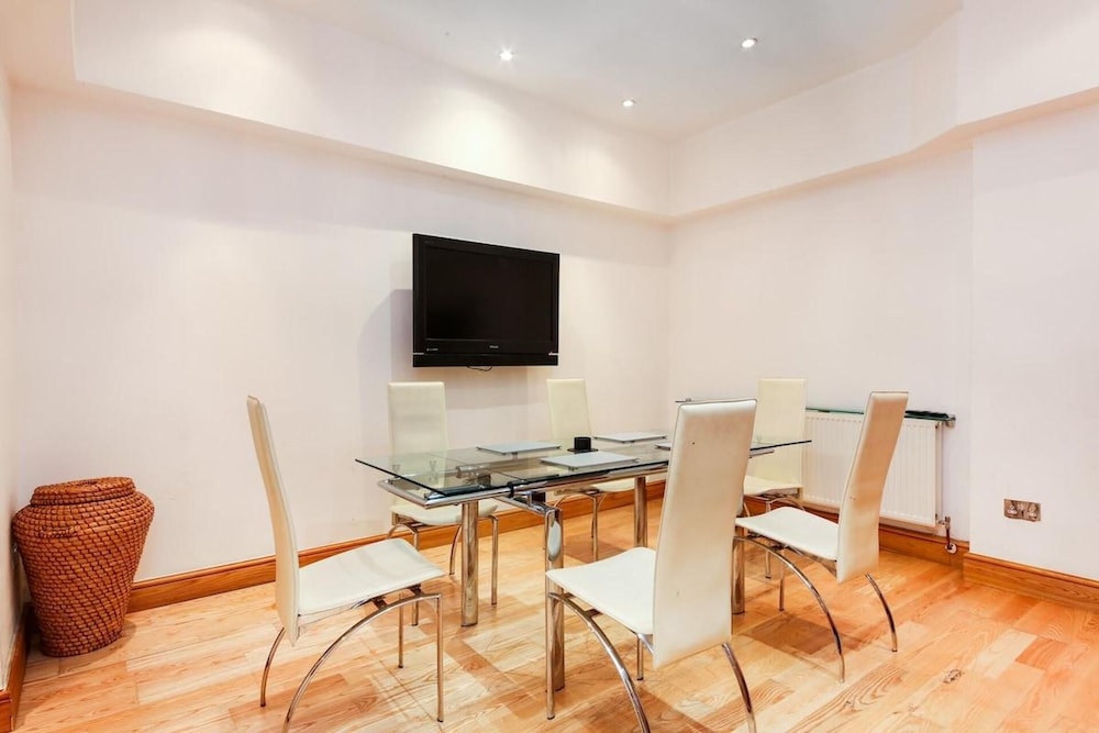 Specious Family Kensington 5-bed House, Sleeps 12