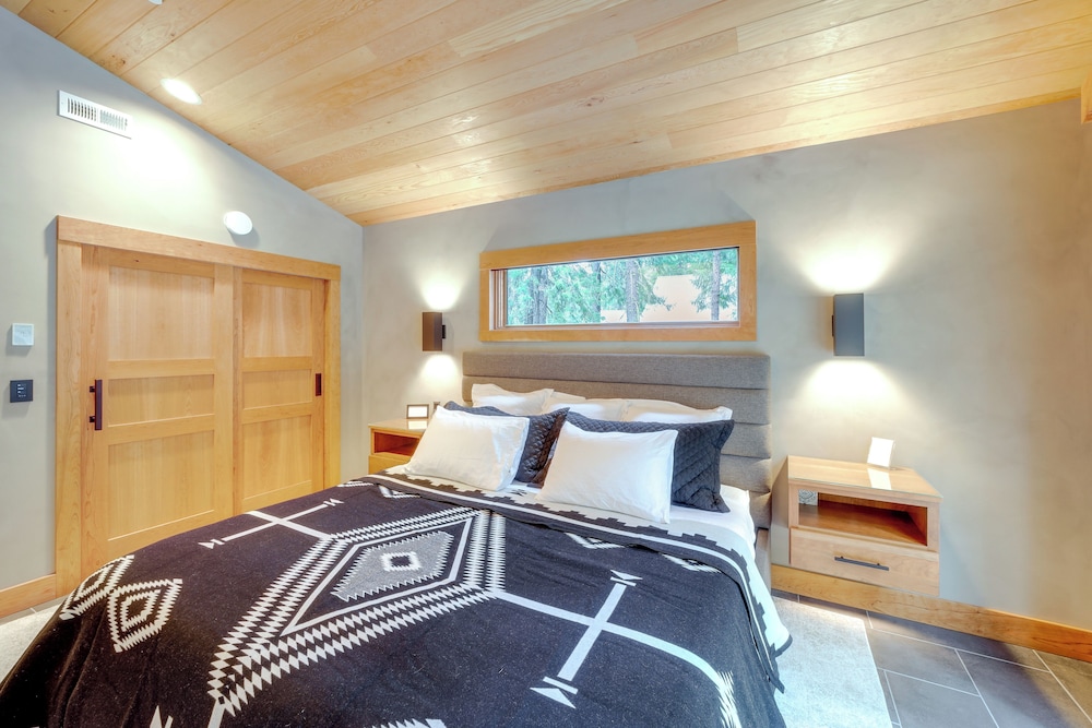 Luxe Valley Home w/ Sauna & Hot Tub Near Mazama view 4