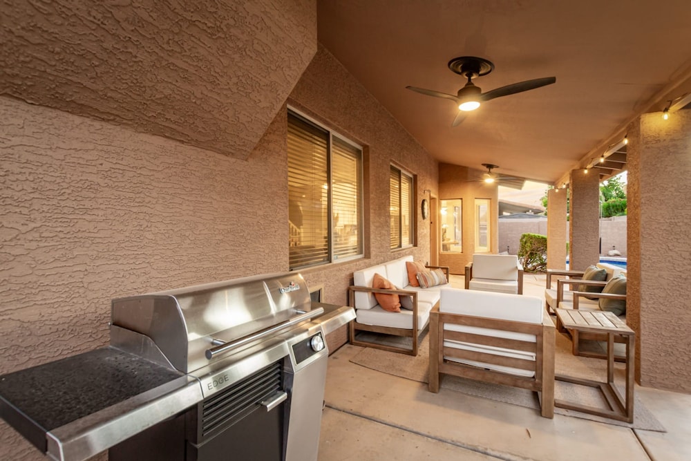NEW Paradise Park Heated Pool Spa BBQ