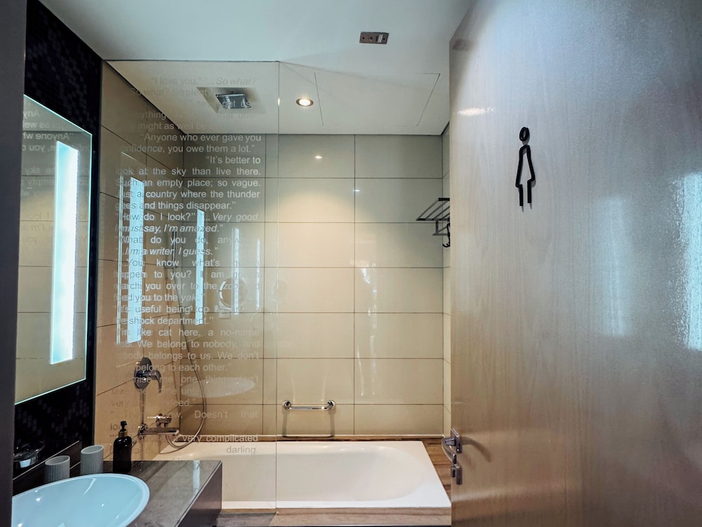 Grapeful Stay – Luxury Hostel Paramount Tower Business Bay