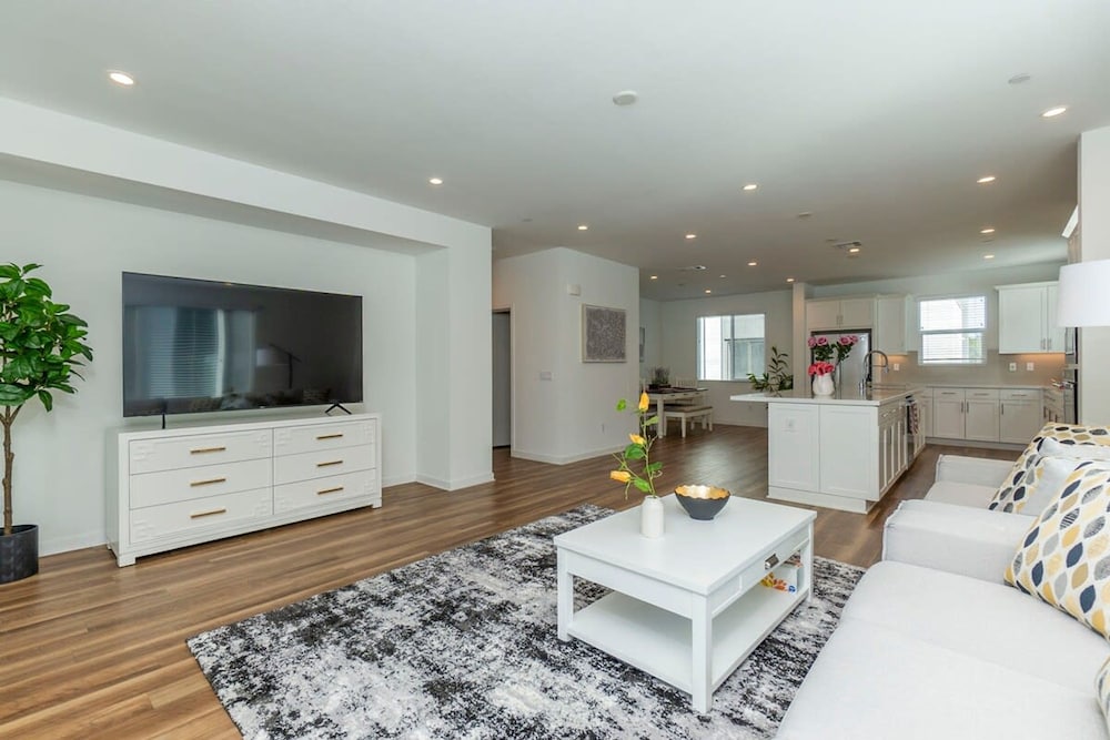 Master Bedroom With King Bed Central Location
