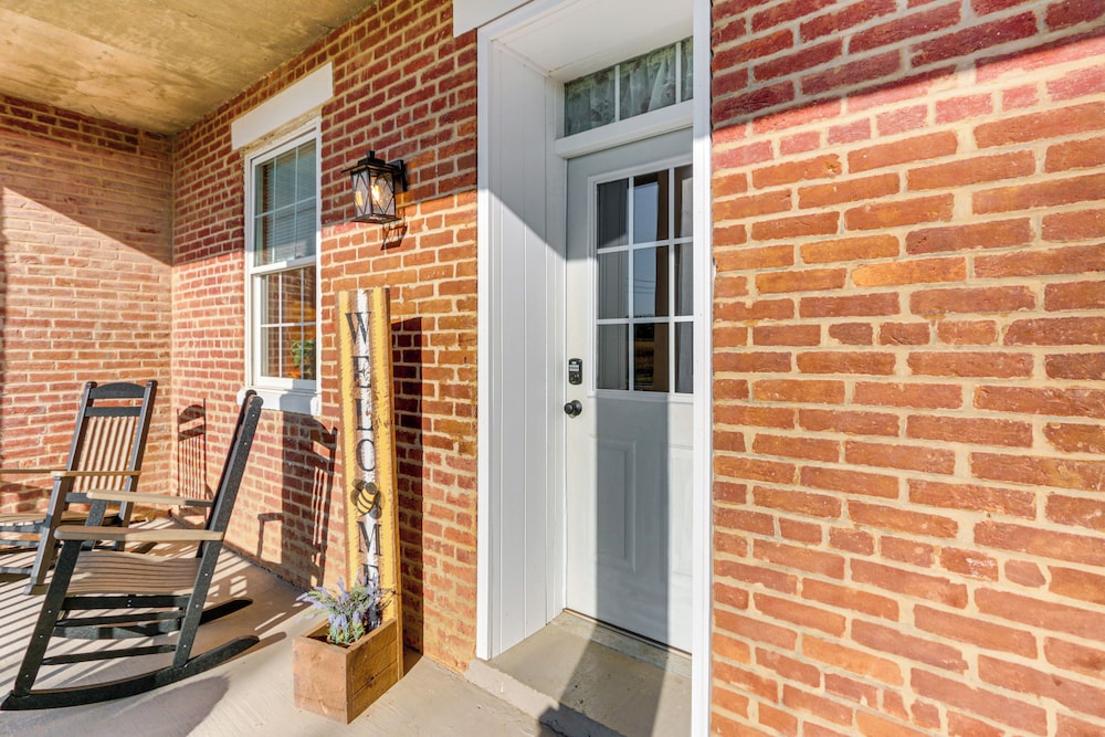 5,000 Sq Ft Antebellum Farmhouse 3 Mi to Antietam!