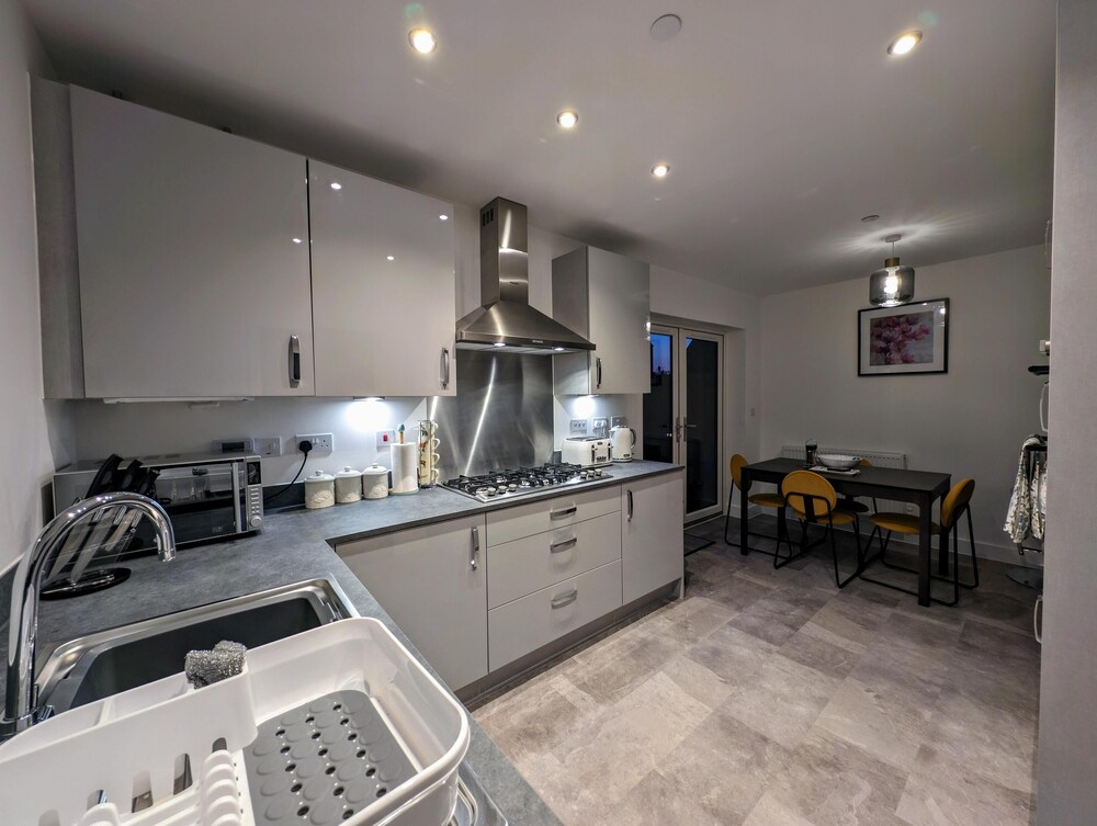 Charming 4-bed House in Newport, photo 27