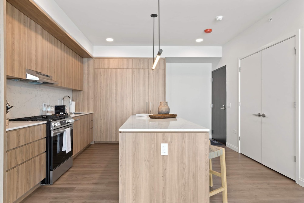 High-rise 65 Fl Apt w Lux Amenities Lake Views
