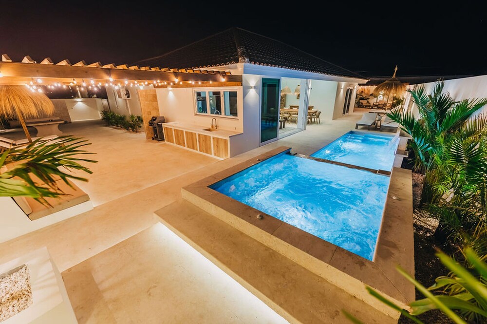 Bohostyle Villa 3min to Beach Hottub 8 Sleeps