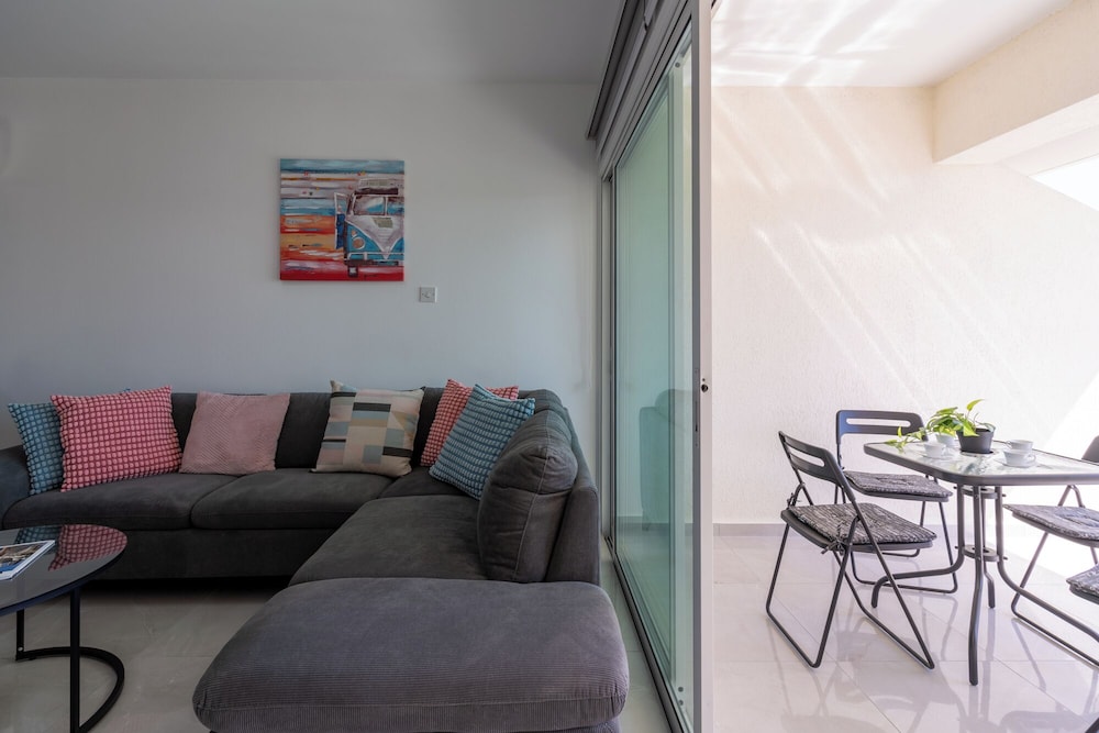 Andrea 3-BR Apt in Mackenzie With Pool