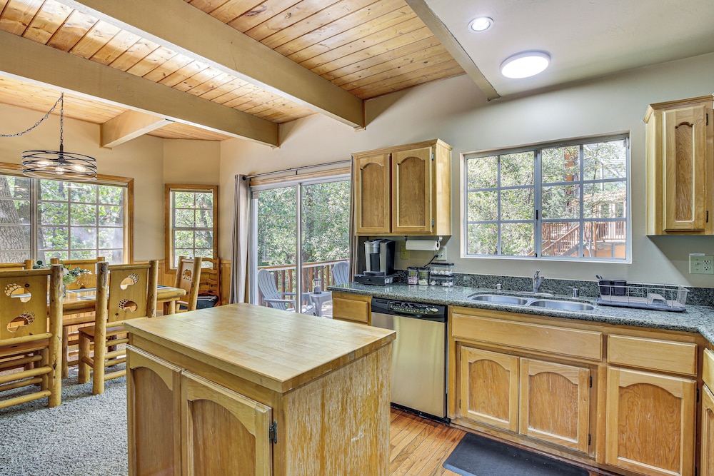 Big Bear Lake Cabin w/ Deck, Grill & Fireplace!