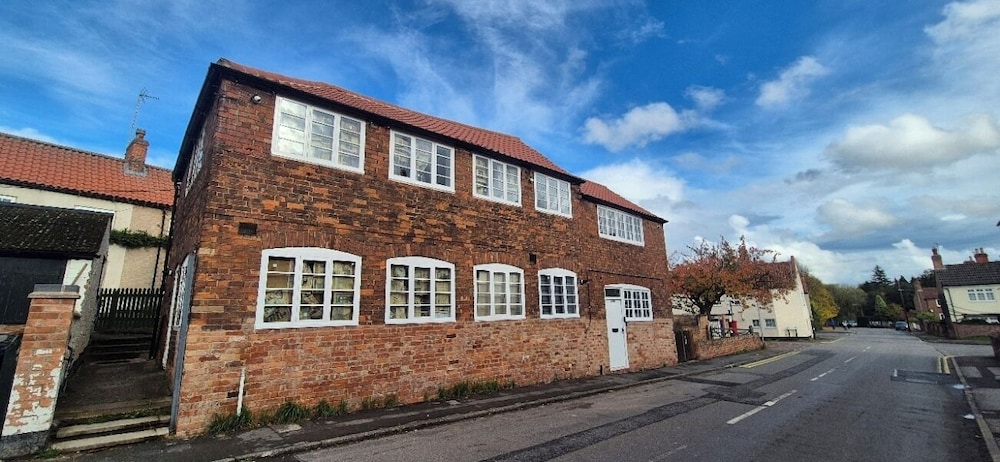 Spacious & Luxury 2BR Flat in Calverton