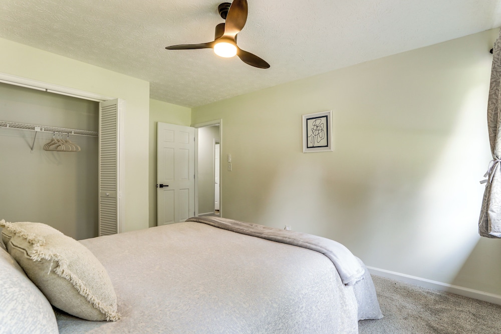 5 Mi to Stone Mountain: Lakefront Family Home
