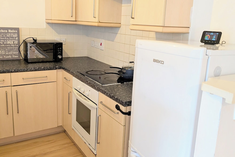 2 Bed - Sleeps 4 - Free Parking - 5 Min to Centre