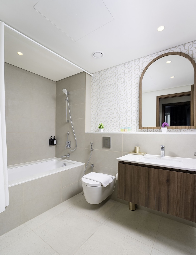 Chic 2 BR in Vida Residences Canal View