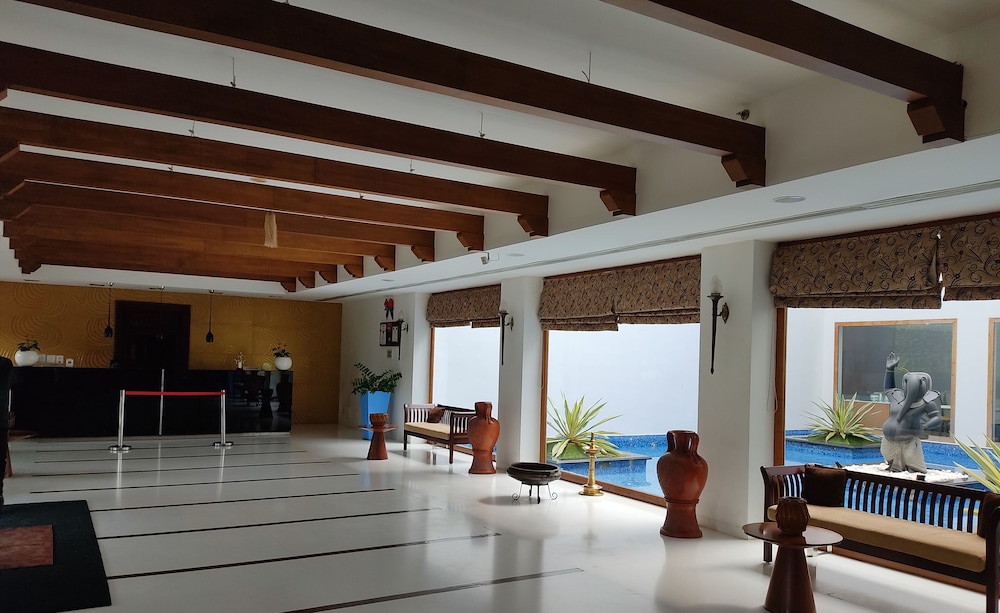 Hotel Devaragam
