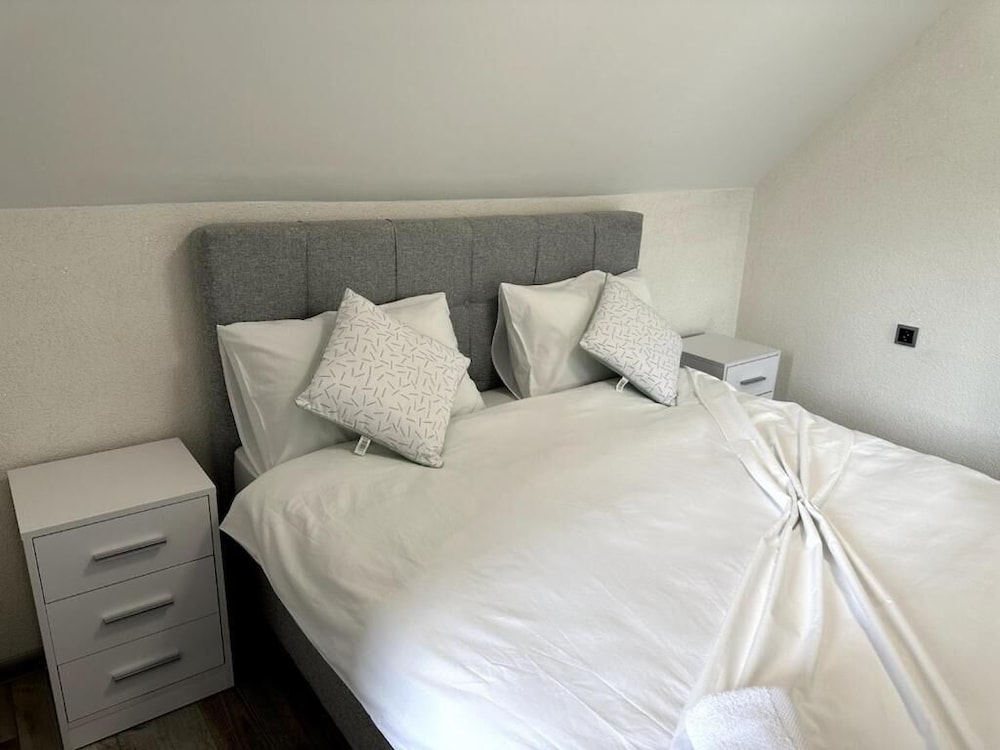 Rijeka Villa-Spacious 4BR with Pool