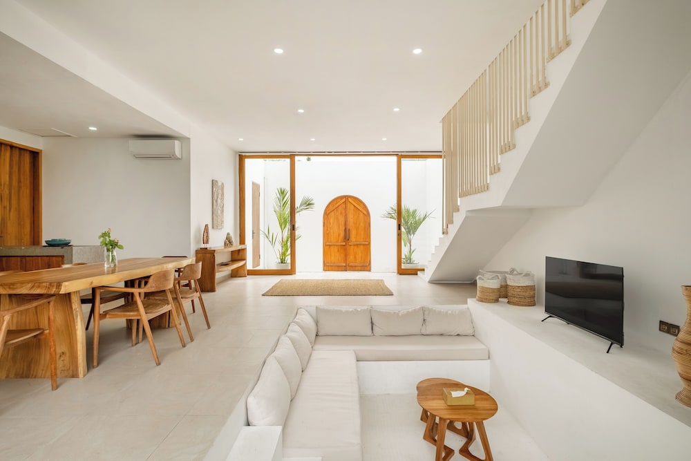 Tropical Modern Villa Amaya by OriVista