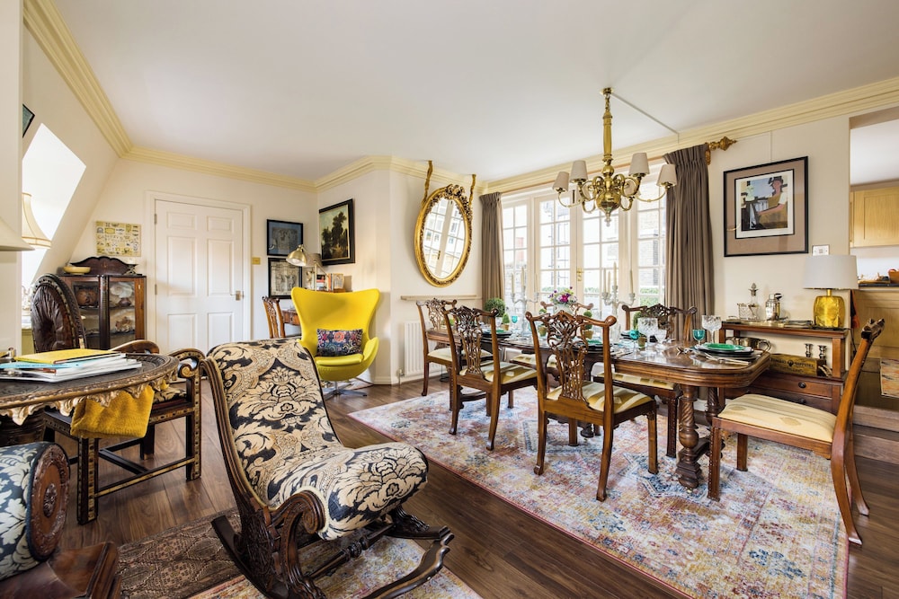 Mayfair 3-bed 6-guest W/patio & ac Berkeley Square