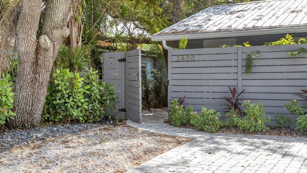 Downtown Sarasota Private Vacation Home - Minutes To Beaches, Beautiful Backyard, And Pet-friendly! 3 Bedroom Home