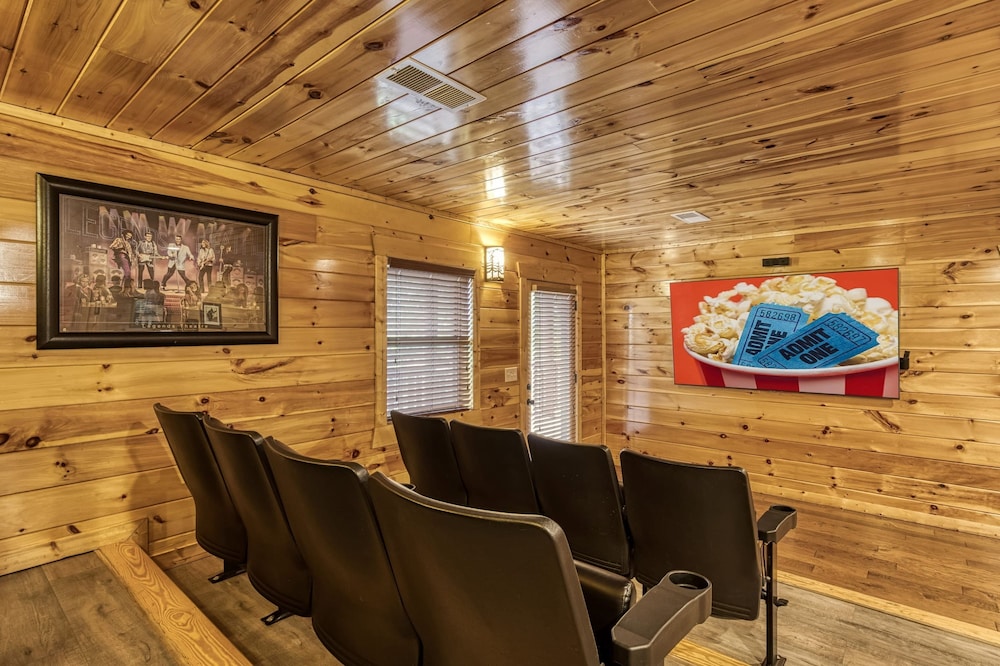 Grand View Lodge Panoramic Views Hot Tubs Game Room Theater Sleeps 56 Guests