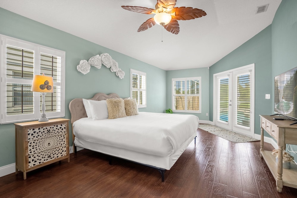Upstay - Waterside Home With Pool and Hot Tub