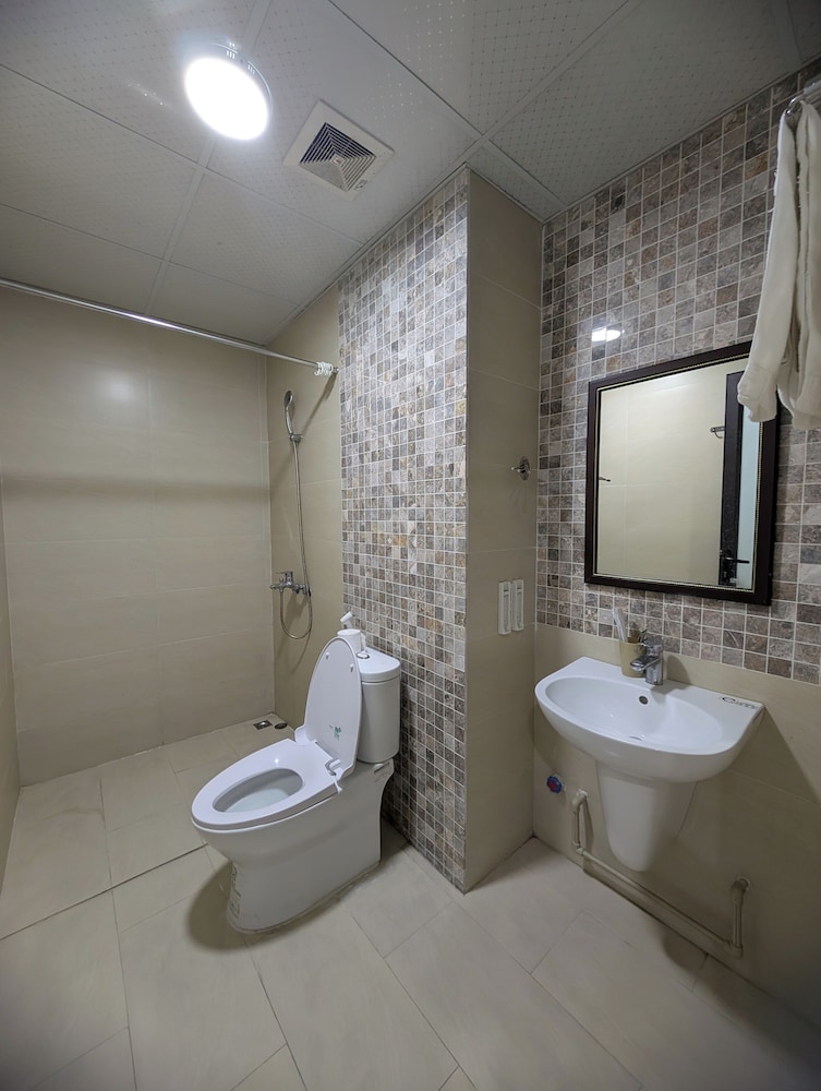 Era Apartment Lac Long Quan