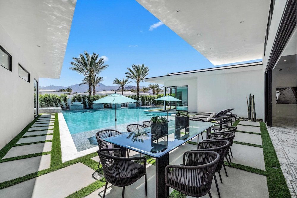 Sleeps 20 Pool & Pickleball Villa Near Golf, Dining & Fun Bravo Villa #2 by Avantstay