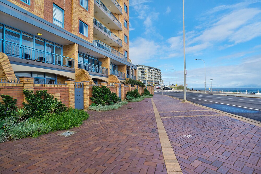 Hotel Newcastle Short Stay Apartments - Sandbar Newcastle Beach - Image 1