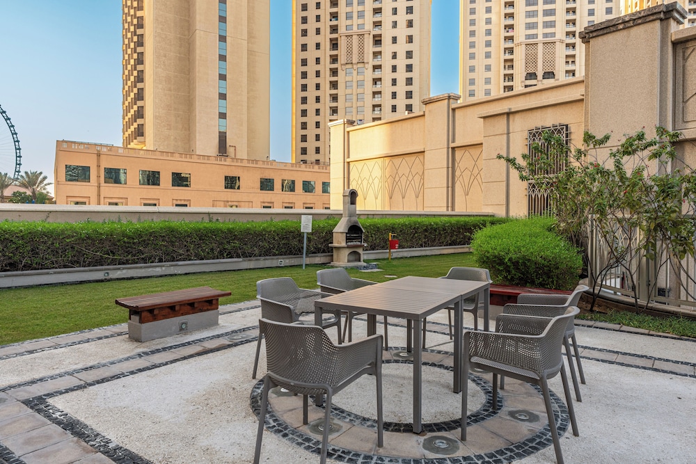 Dubai Marina Beach Dining & Leisure